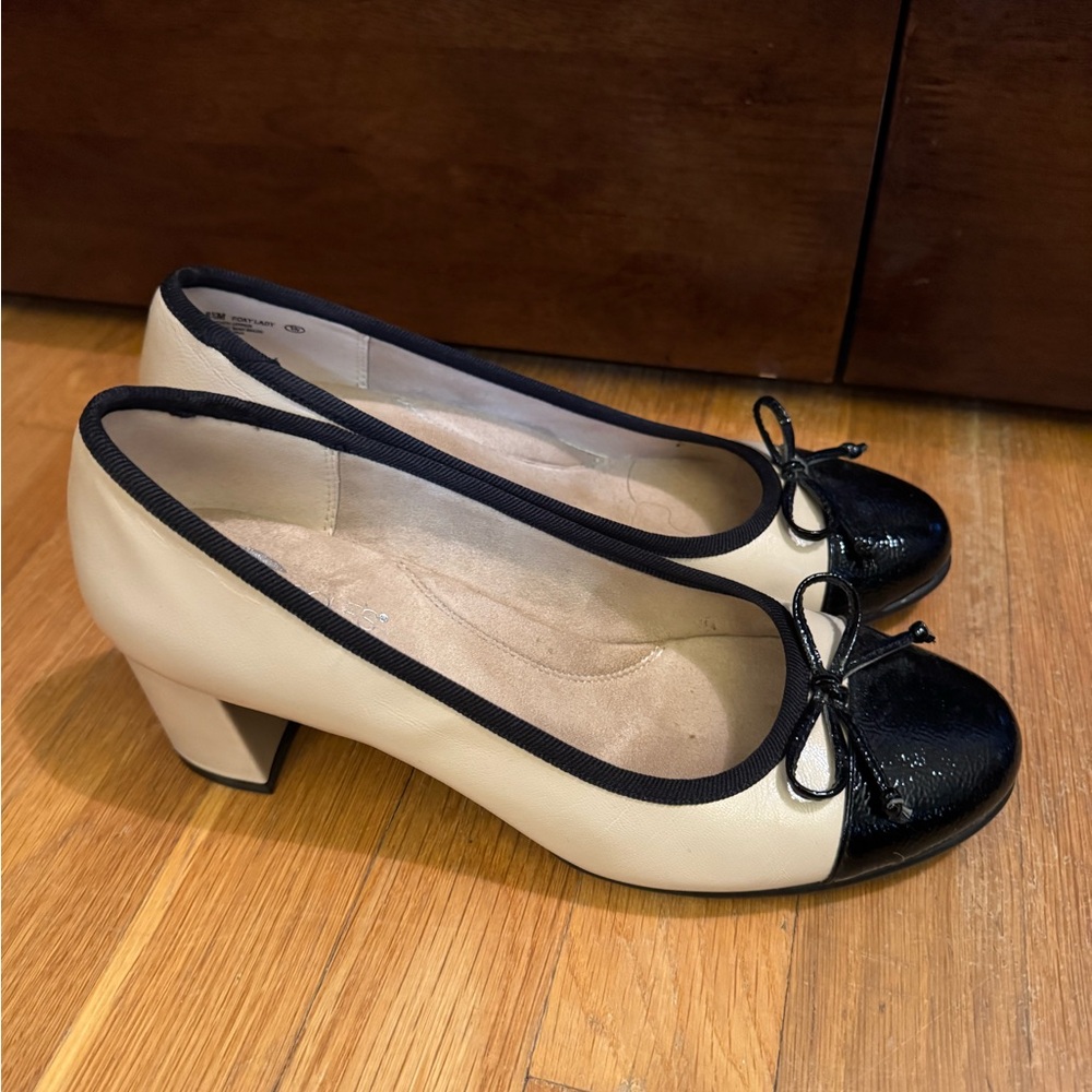 AEROSOLES Two-Tone ‘Foxy Lady’ Black and Cream Heels